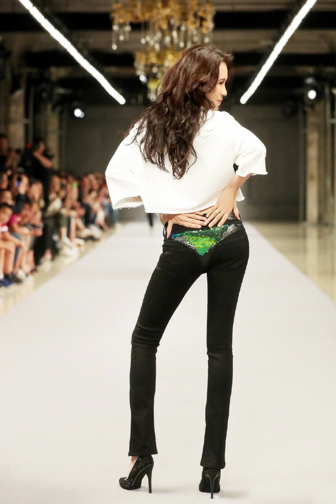 王丽坤渔网袜穿出风尘味,可莫文蔚穿起来确实性感挡不住