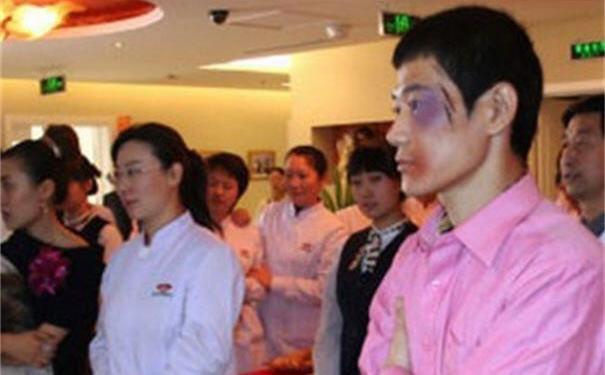 最爱中国的日本人，回国却被殴打，中国网友直呼：来中国吧