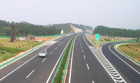 交警提醒:路口还这样掉头,3本驾驶证都不够你