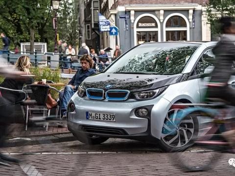 【汽车人】纯粹驾驶乐趣，BMW为电动车贴上徽章