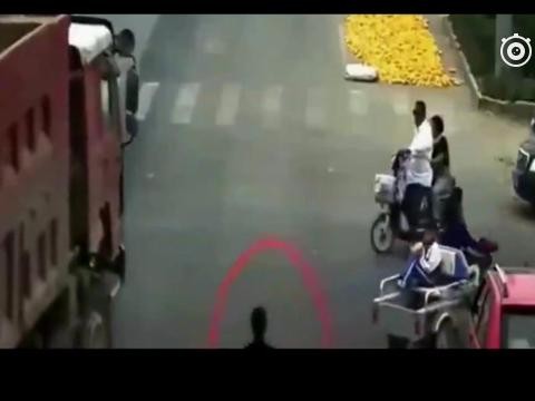 渣土车盲区碾压电动车，监控拍下这揪心一幕