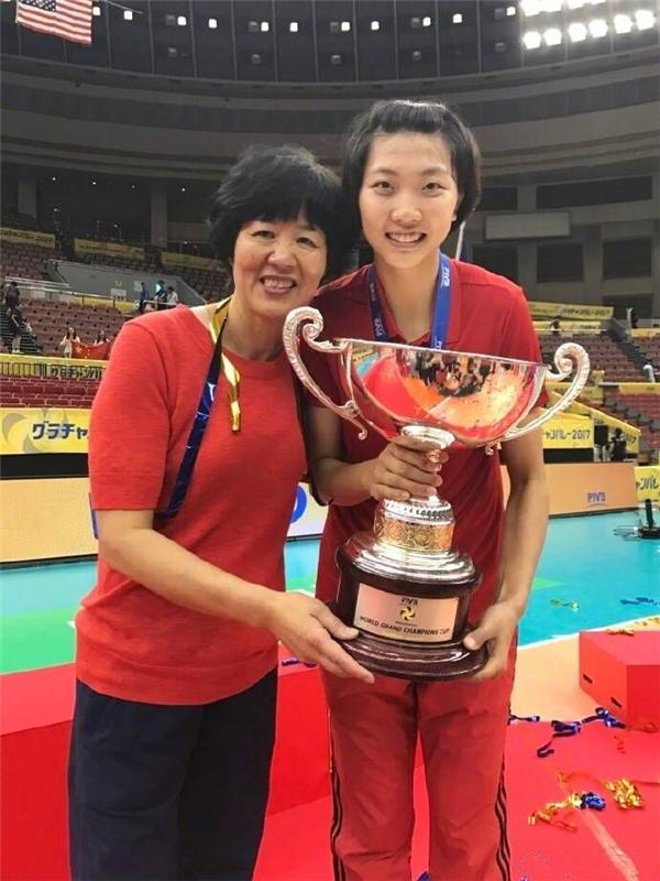 女排上大学闹尴尬!身高2米坐最后一排,但书桌