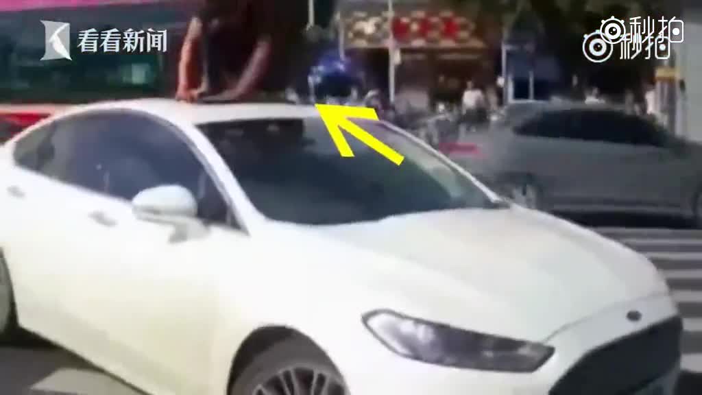 男子跳上车顶疯狂拍打 “真顺风车”吓坏交警