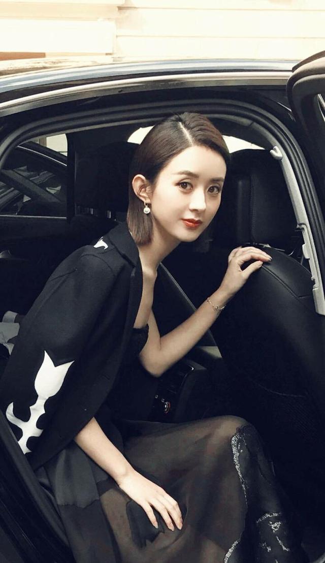 迪奥新晋代言赵丽颖,萌喷香水状似初恋般少女