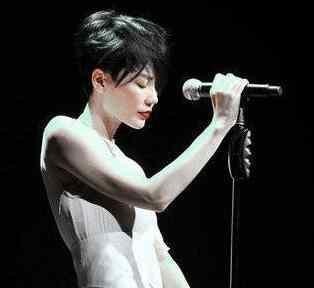 天后王菲开百万日本度假，女儿骑自行车上学，前夫骑电瓶车！