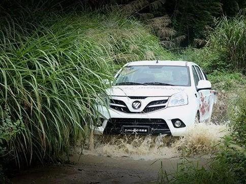 各种烂路都没问题 这款车的越野能力非常强