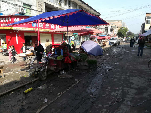 菜市夜市摆上西安一条铁路线,居民担忧无人理