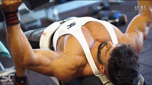 几个简单的动作,教你练就挺拔胸肌,拥有超燃的胸大肌身材