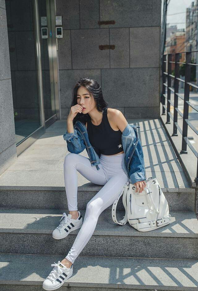 不过穿运动装的小姐姐的很nice哟,牛仔外套加上黑色的打底背心是不是