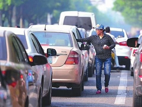 路口发小广告的为什么招人恨?一辆好车就这么被毁了