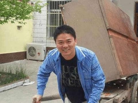 年轻时被前女友无情嫌弃, 如今400多亿身家豪车无数老婆漂亮!