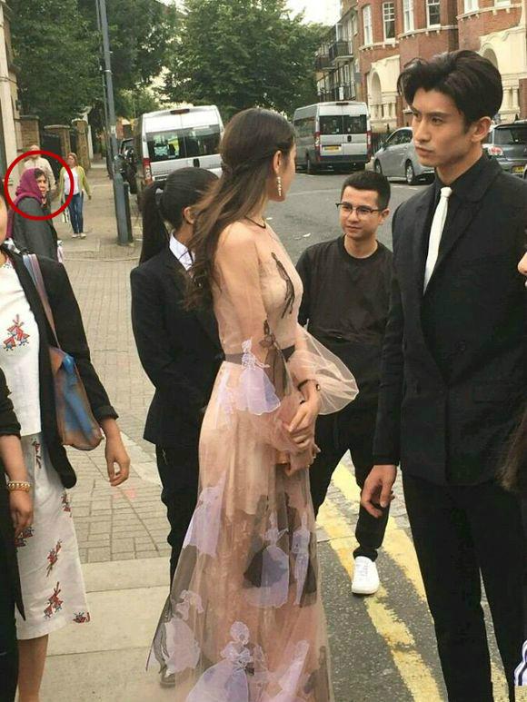 迪丽热巴到底有多美?现身国外看老外的眼神就