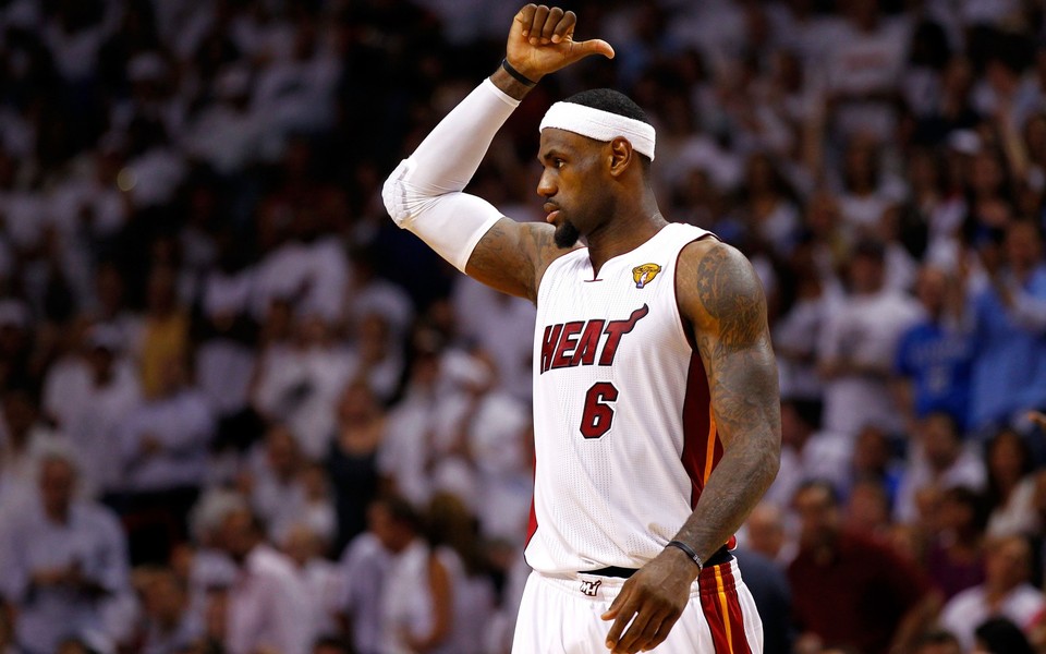 上个赛季被誉为美国朱芳雨的詹姆斯有点萎靡不