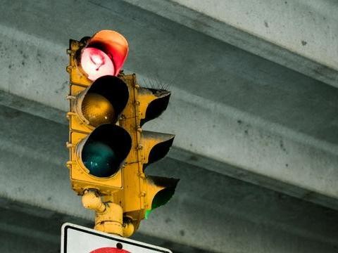 等红绿灯的时候，排什么车子后面跑得快？