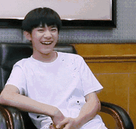 这个动作最经典了,满屏的哈哈哈,易烊千玺也笑的手舞足蹈,小编已经看