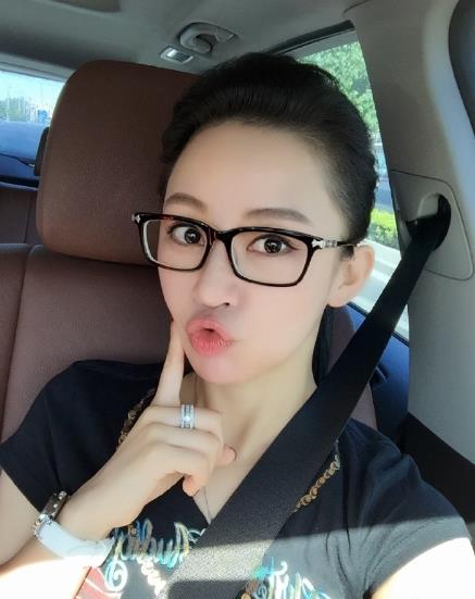 明眸善睐唇红齿白,腮凝新荔肌如白雪,美女