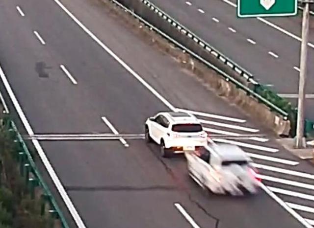 拿着生命来违章?女司机高速逆行28公里-手机新浪汽车