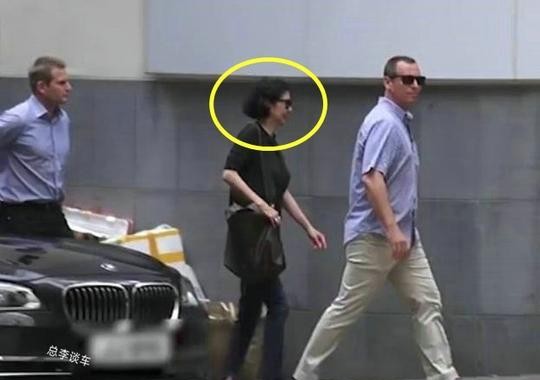 首富的红颜知己去买花，两辆防弹宝马停一起，贴身保镖如影随形