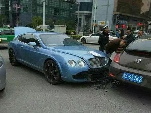 豪车宾利撞上20万的甲壳虫，甲壳虫女车主没事，难道你想要微信