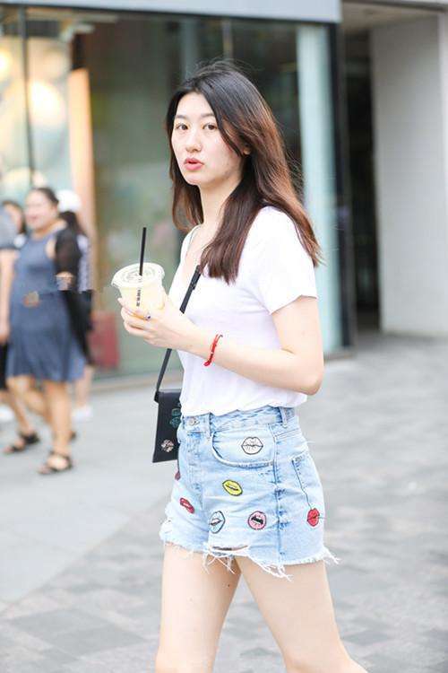 美女把热裤穿着如此有个性霸气十足, 若隐若现的好身材人见人爱