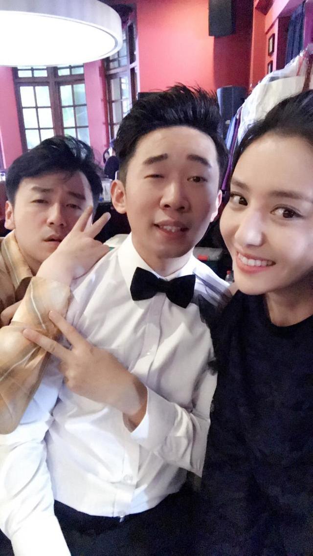 杨迪晒和佟丽娅雷佳音搞怪合照 笑称这是网友见面