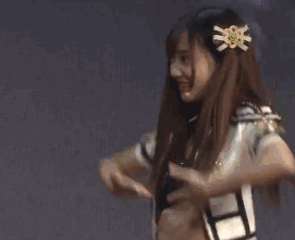 或许两位妹子看上去有些瘦弱, 实际上是穿衣显瘦脱衣有肉的型?