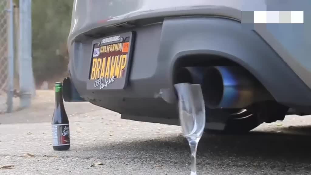 把杯子放到跑车的排气管口，车主踩下油门声浪测试开始了