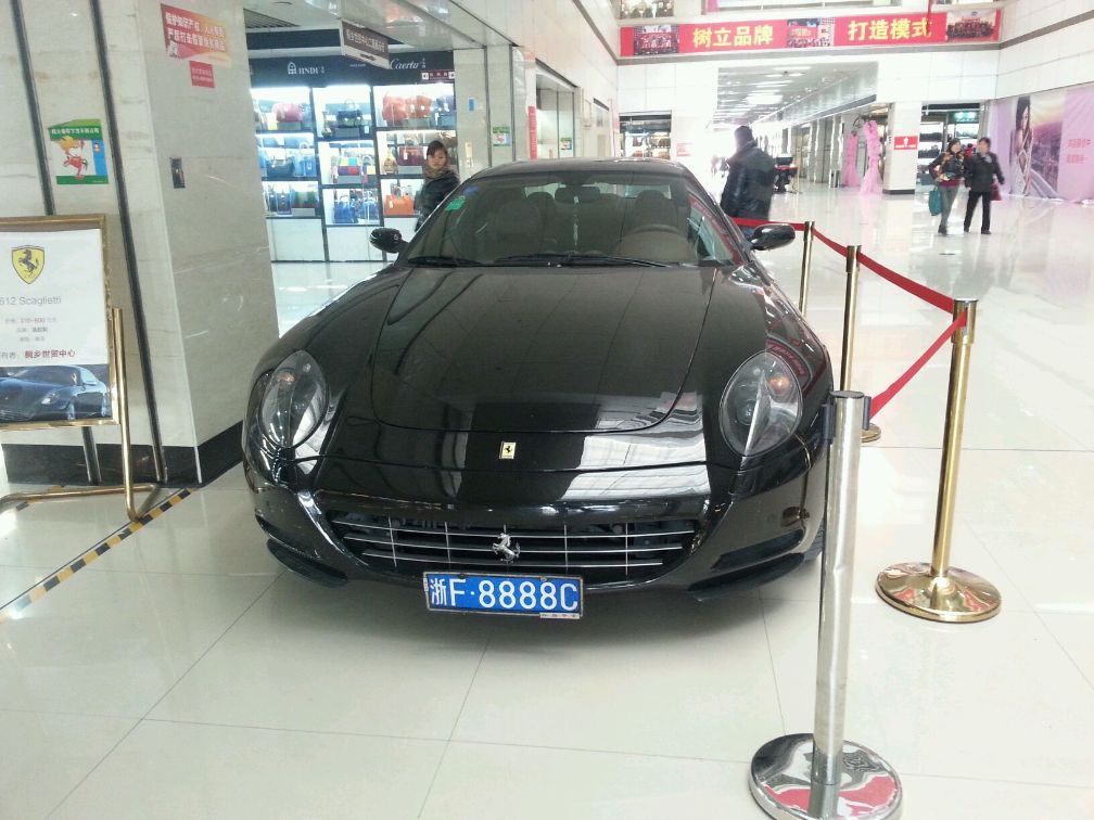 法拉利612也是老板的车,四台车中三台都是四连号车牌.