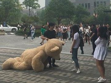 男子开保时捷送熊表白被拒，其实女生更喜欢这两款超跑！