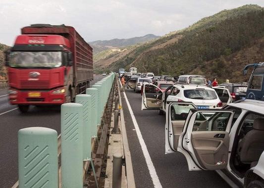 不仅堵车还限行 国庆中秋双节长假各地货车限行汇总