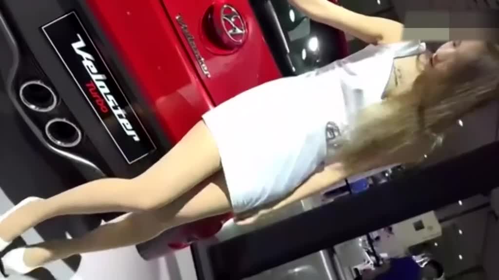 车展美女，不经意间的小动作透漏出可爱与性感