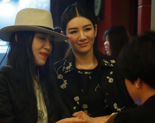黄奕瘦身后为好友李小璐站台，大长腿抢镜，颜值创新高逆袭成女神