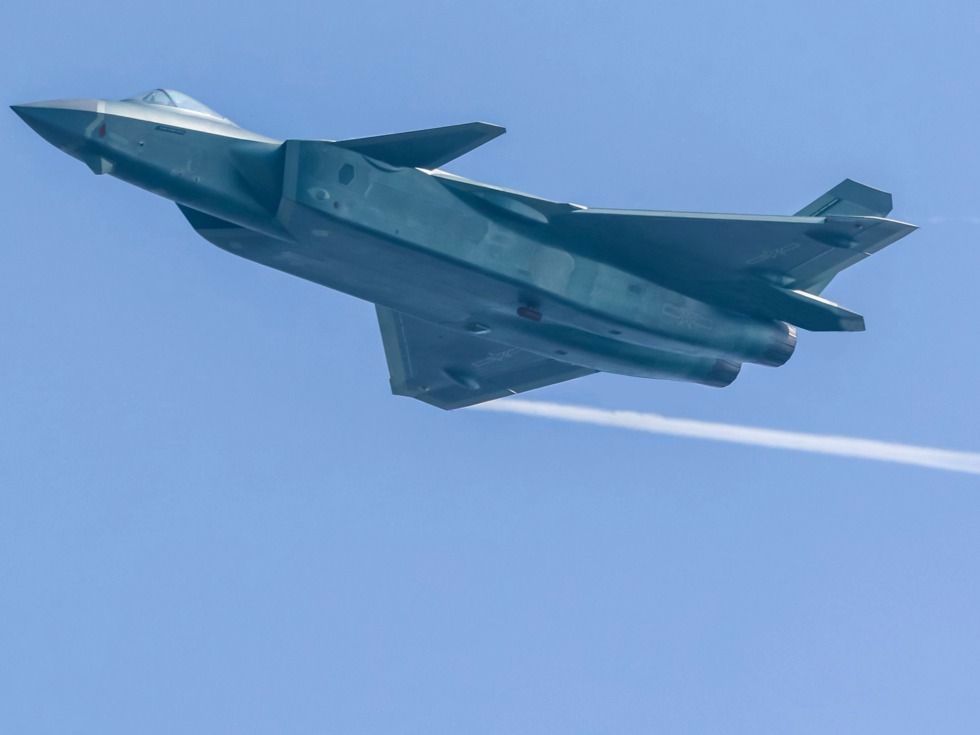 歼-20战力初成计划生产数百架 F-22停产多年无奈处下风?