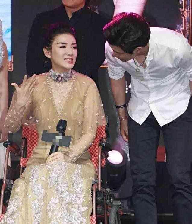黄奕瘦身后为好友李小璐站台，大长腿抢镜，颜值创新高逆袭成女神