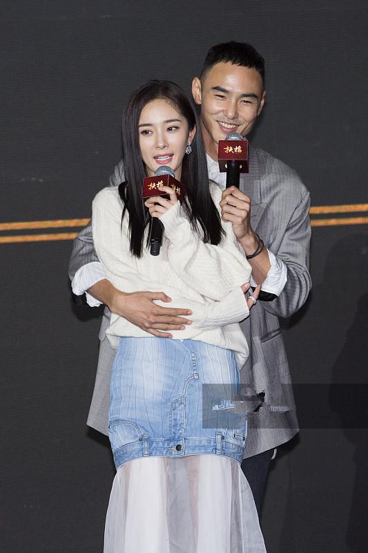杨幂这条裙子要火可她又跟男星暧昧刘恺威尴尬症都犯了
