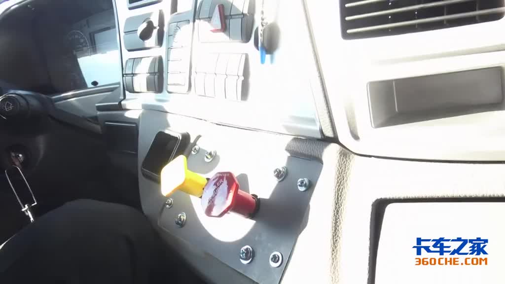 欧曼超级卡车现身美国 开车的是一位黑人大叔