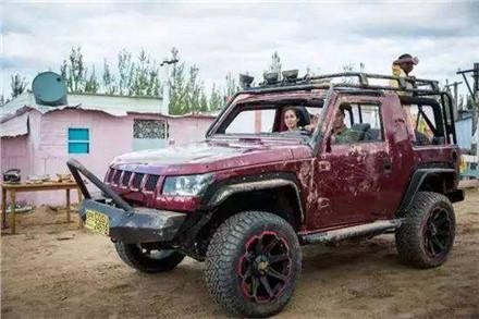 凭借《战狼2》爆红的定制版BJ40，火得一塌糊涂，现加价提车！