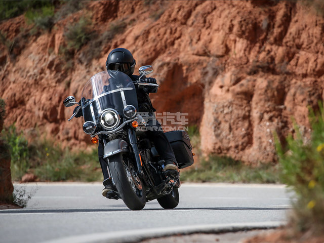 坚守美式机车文化 试驾2018款哈雷软尾