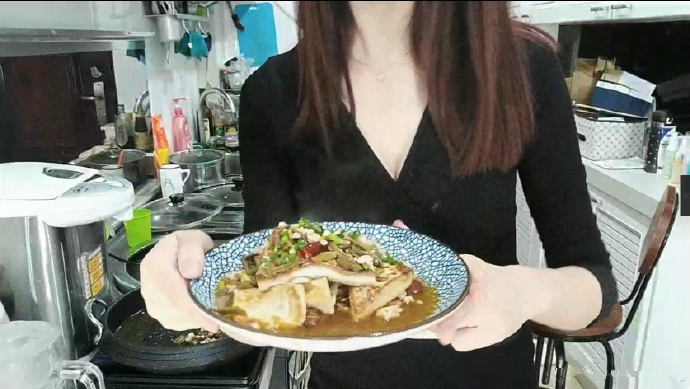 斗鱼轩子巨2兔转行做美食主播?丝袜美腿的家庭主妇更加诱人