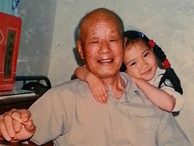 死去爷爷看到孙女惨遭欺负,怒冲进屋给人就是几耳光!