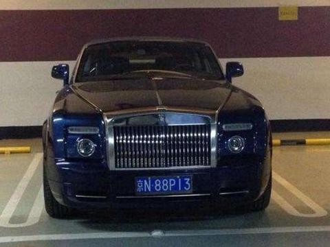 左边王思聪的车, 右边成龙的车, 这样被夹在中间是该有多难受!