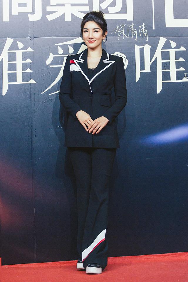 黄奕瘦身后为好友李小璐站台，大长腿抢镜，颜值创新高逆袭成女神