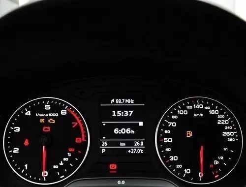 汽车这几个灯亮起，千万别再开了，真的很危险！