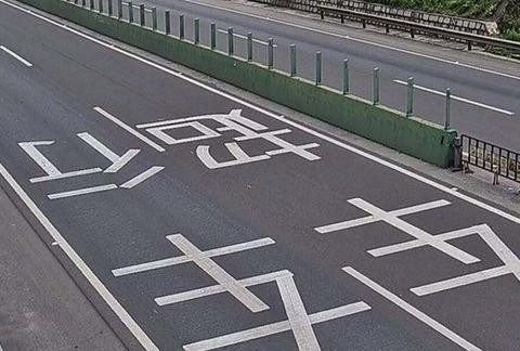 限速120的高速，新手可以开80，但能不能别占着超车道？