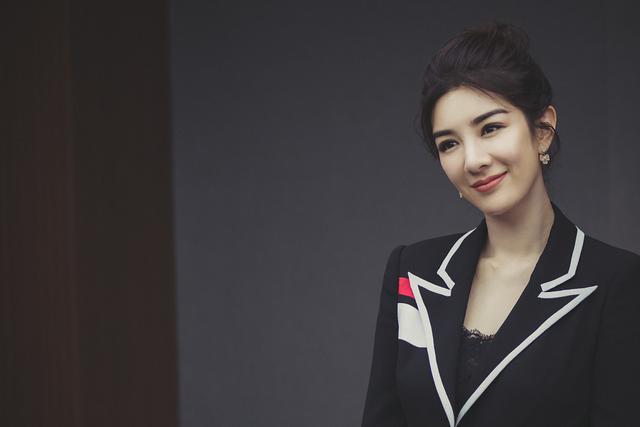 黄奕瘦身后为好友李小璐站台，大长腿抢镜，颜值创新高逆袭成女神