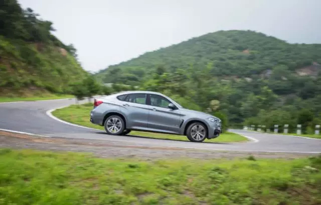 当大V8遇上真四驱:两个猛男一个跑路一个爬山