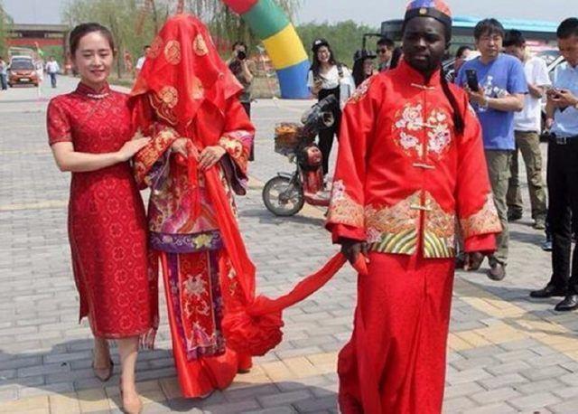 23岁姑娘嫌弃中国小伙没车没房, 嫁给黑人小伙