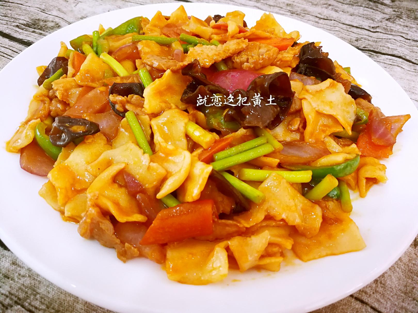 教你做西北特色面食炒面片,用勺子吃,一勺面就一瓣蒜