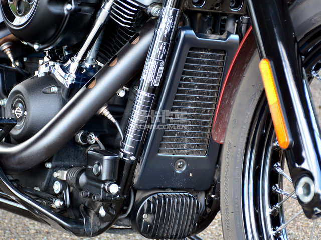 坚守美式机车文化 试驾2018款哈雷软尾