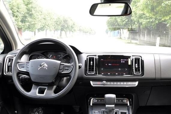 比帕萨特豪华，比迈腾高级，为何这车8月仅售1025台?